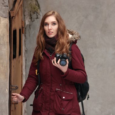 Profesyonel kadın fotoğrafçı fotoğraf çekimi için yer arıyor.