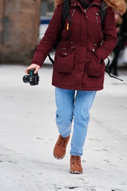 Fotoğrafçı kız fotoğraf çekimine gidiyor.