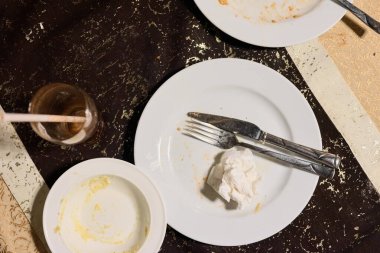 Kafedeki yemekten sonra kirli boş tabaklar