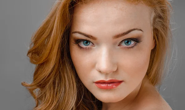 Mulher bonita com cabelo vermelho — Fotografia de Stock