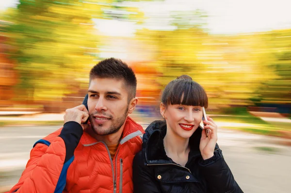 Prata med telefonen — Stockfoto