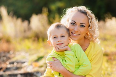 Aile parkta yürüyor.