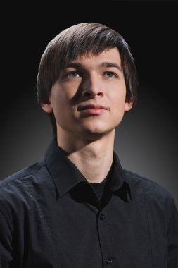 bir yakışıklı genç adam portresi