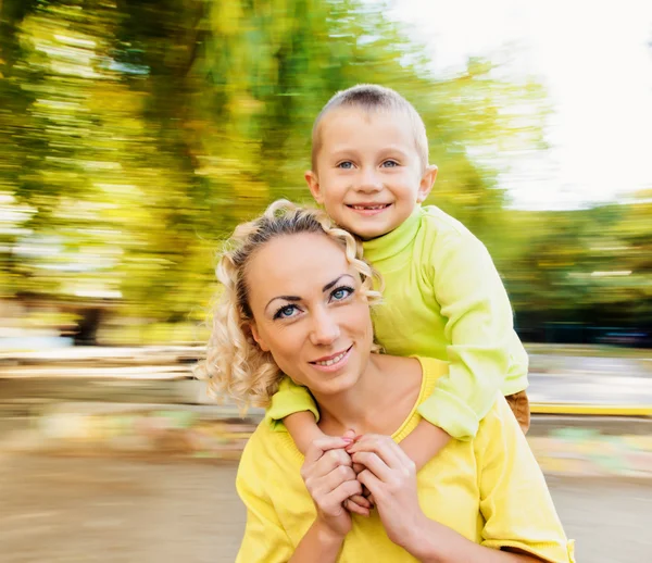 Portret familie In carrousel — Stockfoto