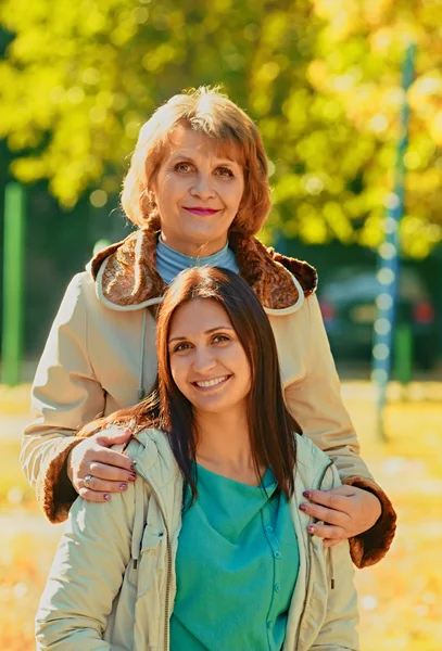 Due generazioni felici all'aria aperta — Foto Stock