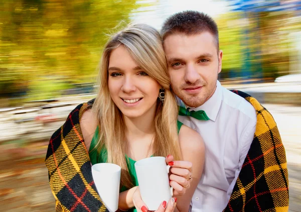 Feliz jovem casal — Fotografia de Stock