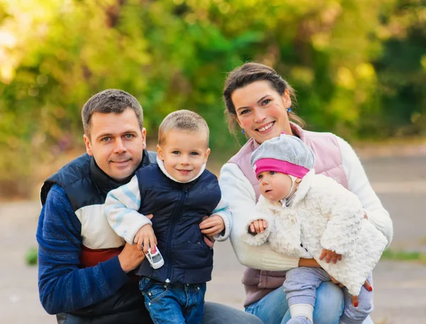 Aile parkta yürüyor. — Stok fotoğraf