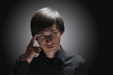 bir yakışıklı genç adam portresi