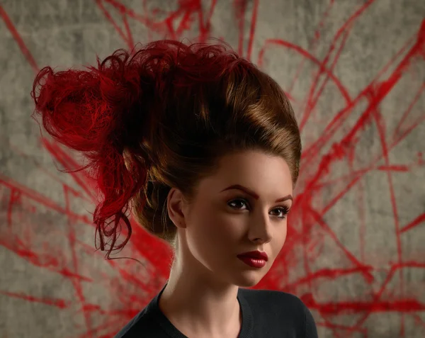 Ritratto della ragazza di modo con i capelli rossi coloranti — Foto Stock