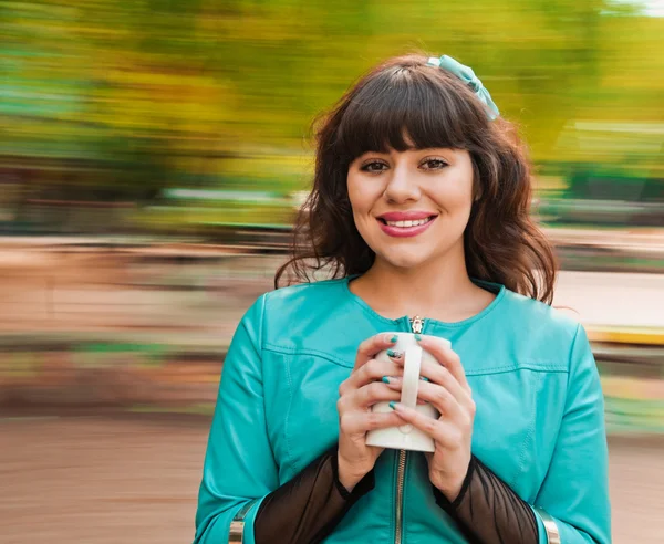 Schöne Frau mit Tasse — Stockfoto