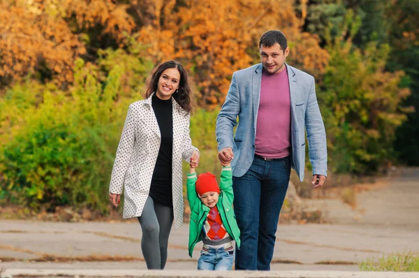 Familia caminando en el parque —  Fotos de Stock