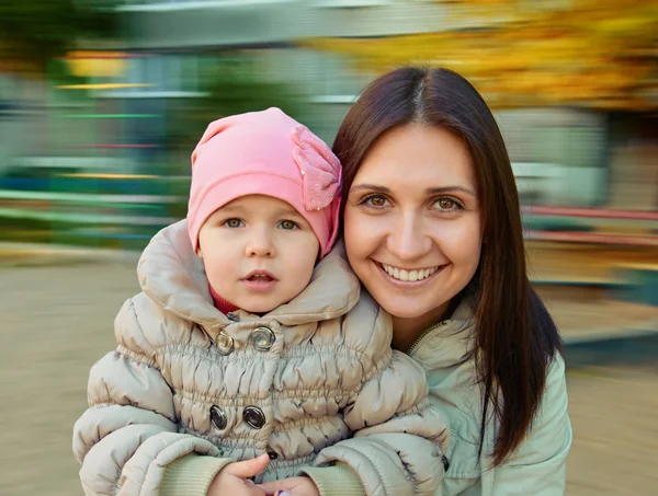 Porträtt familj i karusellen — Stockfoto