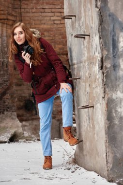 Kışın açık hava fotoğraf çekimi sırasında genç bayan fotoğrafçı.