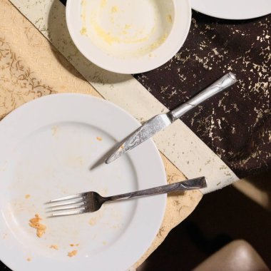 Kafedeki yemekten sonra kirli boş tabaklar