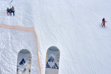 Kayakçıların bacaklarına yakın çekim, kayak asansöründen çekilmiş.