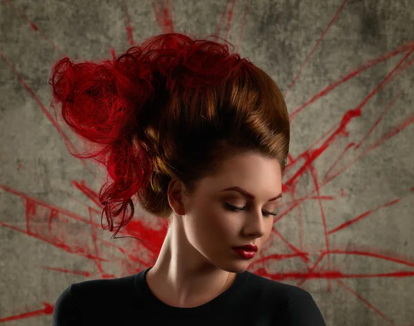 赤い髪を着色のファッションの少女の肖像画 — ストック写真