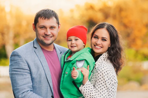 Familie Portret in het park — Stockfoto