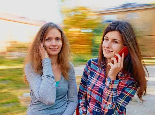 Praten met telefoon — Stockfoto