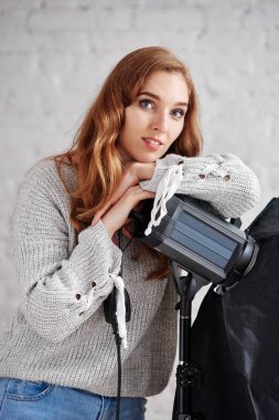 Yıldırım teçhizatıyla genç ve çekici kadın fotoğrafçının portresi