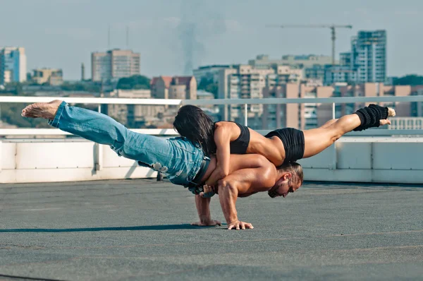 Pareja yoga al aire libre — Foto de Stock