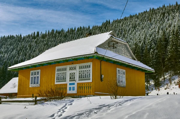 Kar manzara içinde dağ dağ evi — Stok fotoğraf