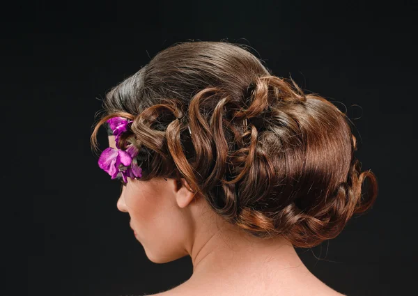 Piękna fryzura z kwiatami — Zdjęcie stockowe