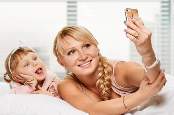 Selfie portre anne kız — Stok fotoğraf