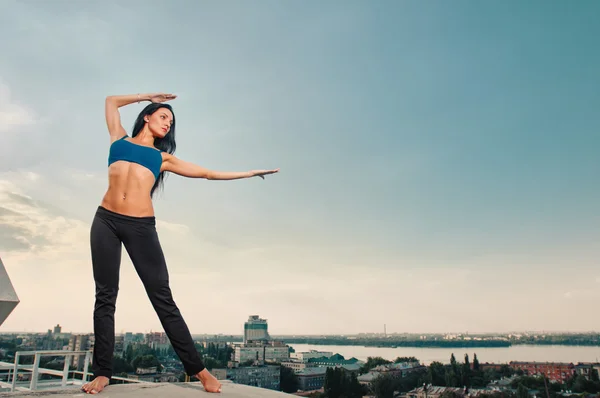 Yoga kvinnan stretching — Stockfoto