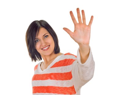 Beş parmak gösterilen mutlu gülümseyen kadın