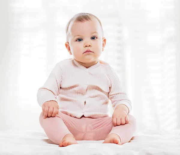 Baby portret binnen — Stockfoto