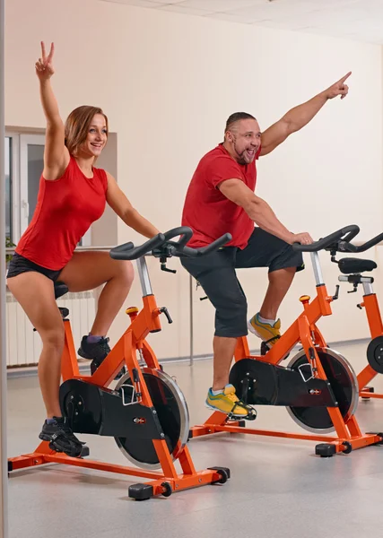 Ciclismo interior en el gimnasio — Foto de Stock