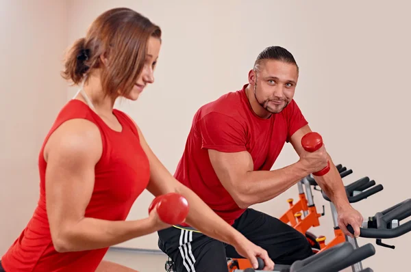 Ciclismo interior en el gimnasio — Foto de Stock