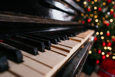 2021 yılının içinde mumlar, ampuller ve bokeh ile. Noel kutlaması için dekore edilmiş bir oda. Hediyeli Noel ağacı