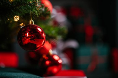 2021 yılının içinde mumlar, ampuller ve bokeh ile. Noel kutlaması için dekore edilmiş bir oda. Hediyeli Noel ağacı