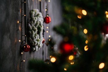 2021 yılının içinde mumlar, ampuller ve bokeh ile. Noel kutlaması için dekore edilmiş bir oda. Hediyeli Noel ağacı