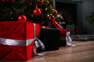 2021 yılının içinde mumlar, ampuller ve bokeh ile. Noel kutlaması için dekore edilmiş bir oda. Hediyeli Noel ağacı