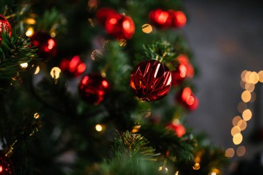 2021 yılının içinde mumlar, ampuller ve bokeh ile. Noel kutlaması için dekore edilmiş bir oda. Hediyeli Noel ağacı