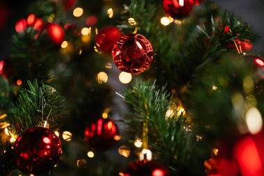 2021 yılının içinde mumlar, ampuller ve bokeh ile. Noel kutlaması için dekore edilmiş bir oda. Hediyeli Noel ağacı