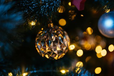 2021 yılının içinde mumlar, ampuller ve bokeh ile. Noel kutlaması için dekore edilmiş bir oda. Hediyeli Noel ağacı