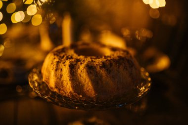 2021 yılının içinde mumlar, ampuller ve bokeh ile. Noel kutlaması için dekore edilmiş bir oda. Hediyeli Noel ağacı