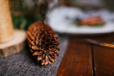 2021 yılının içinde mumlar, ampuller ve bokeh ile. Noel kutlaması için dekore edilmiş bir oda. Hediyeli Noel ağacı