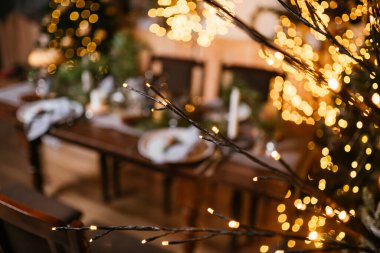 2021 yılının içinde mumlar, ampuller ve bokeh ile. Noel kutlaması için dekore edilmiş bir oda. Hediyeli Noel ağacı