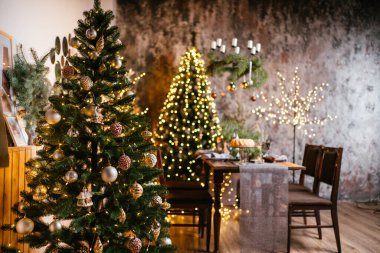 2021 yılının içinde mumlar, ampuller ve bokeh ile. Noel kutlaması için dekore edilmiş bir oda. Hediyeli Noel ağacı