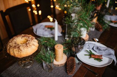 2021 yılının içinde mumlar, ampuller ve bokeh ile. Noel kutlaması için dekore edilmiş bir oda. Hediyeli Noel ağacı