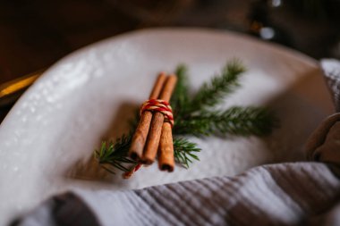 2021 yılının içinde mumlar, ampuller ve bokeh ile. Noel kutlaması için dekore edilmiş bir oda. Hediyeli Noel ağacı