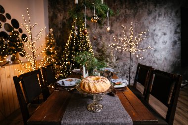 2021 yılının içinde mumlar, ampuller ve bokeh ile. Noel kutlaması için dekore edilmiş bir oda. Hediyeli Noel ağacı