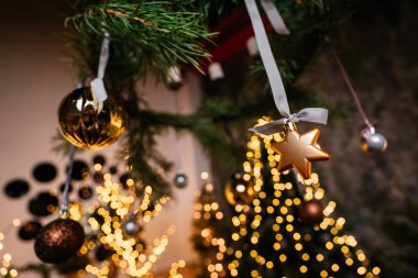 2021 yılının içinde mumlar, ampuller ve bokeh ile. Noel kutlaması için dekore edilmiş bir oda. Hediyeli Noel ağacı