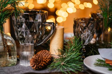 2021 yılının içinde mumlar, ampuller ve bokeh ile. Noel kutlaması için dekore edilmiş bir oda. Hediyeli Noel ağacı