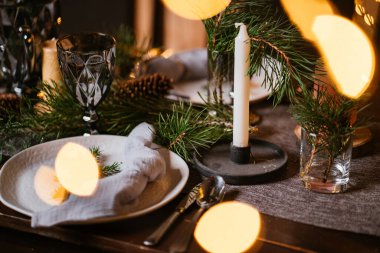 2021 yılının içinde mumlar, ampuller ve bokeh ile. Noel kutlaması için dekore edilmiş bir oda. Hediyeli Noel ağacı