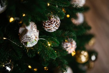 2021 yılının içinde mumlar, ampuller ve bokeh ile. Noel kutlaması için dekore edilmiş bir oda. Hediyeli Noel ağacı